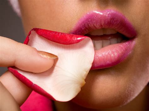 Easy And Effective Remedies To Get Rid Of Lip Pimple - Boldsky.com