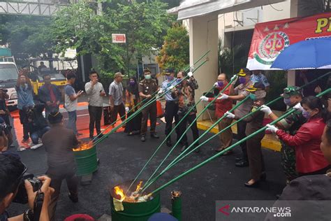 Kejaksaan Bekasi Musnahkan Ribuan Barang Bukti Hasil Kejahatan Antara