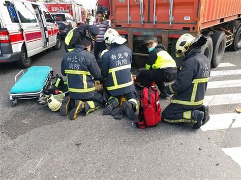 聯結車轉彎擦撞機車！女騎士遭輾壓車底 命危送醫｜東森新聞：新聞在哪 東森就在哪裡