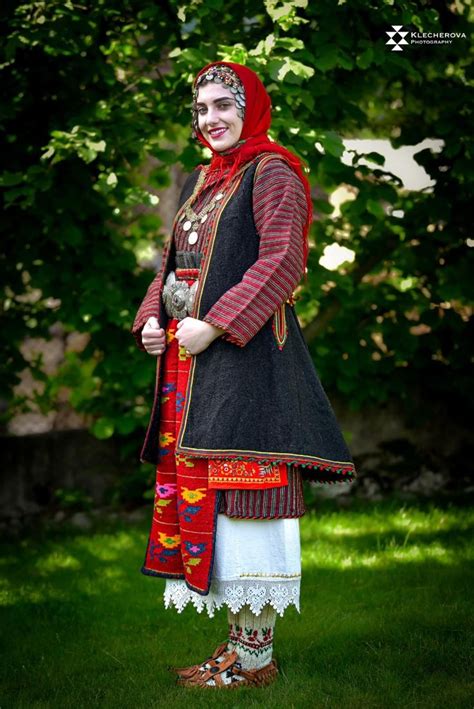 Traditional Bulgarian clothing in 2024 | Bulgarian clothing, Traditional outfits, Folk costume