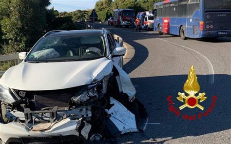 Sardegna Violento Scontro Tra Autobus E Auto Un Ferito Cagliari