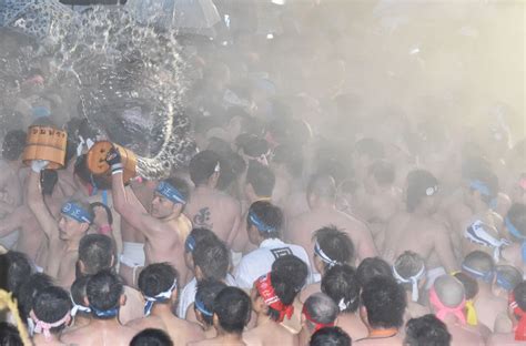 はだか祭 ：雨の中、男たちが激しいもみ合い愛知・稲沢 写真特集15 毎日新聞