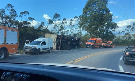 Itabirito BR 356 caminhão tomba na Serra da Santa e motorista fica