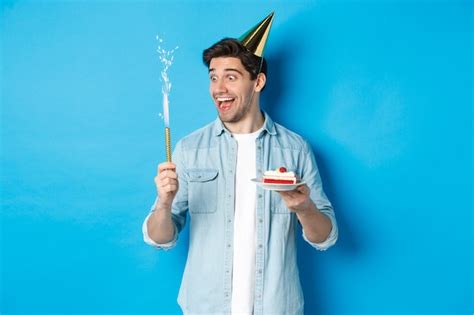 Feliz joven celebrando un cumpleaños con gorro de fiesta Foto Premium