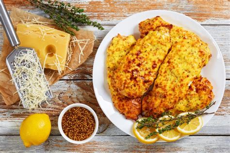 Berbackene H Hnchenschnitzel Mit Zwiebeln Tomaten Und K Se