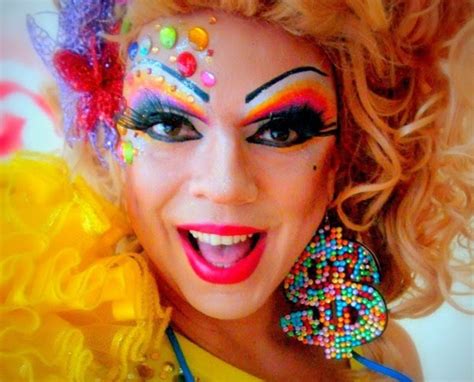 DRAG QUEEN TCHAKA Frase do apresentador Faustão TCHAKA É A DRAG QUEEN