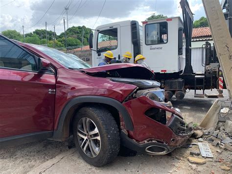 Criminosos Derrubam Muro Em Acidente Carro Roubado Fogem E