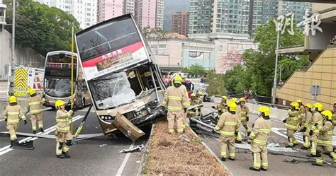 呈祥道巴士撞壆傾側 車長及乘客一度被困 1223 20230320 港聞 即時新聞 明報新聞網