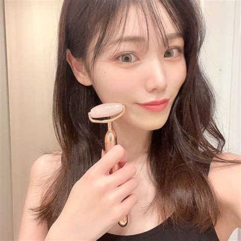 Shioriさんのインスタグラム写真 Shioriinstagram 「 ︎ ローズクォーツ電動フェイスローラー ⁡ ⁡ 最近ハマってる電動フェイスローラー。 ⁡ ローズクォーツで可愛い