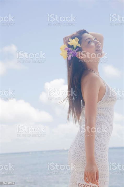 여자는 바닷가에 올려 20 29세에 대한 스톡 사진 및 기타 이미지 20 29세 계절 관광 리조트 Istock