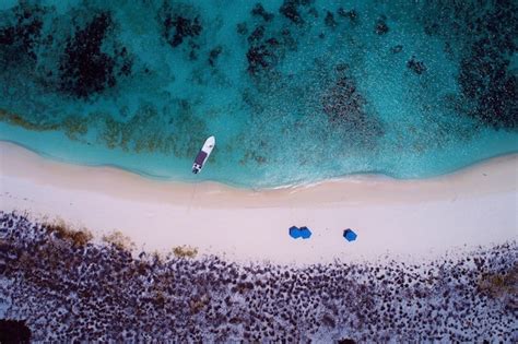 Premium Photo | Aerial view of island and beach in los roques venezuela