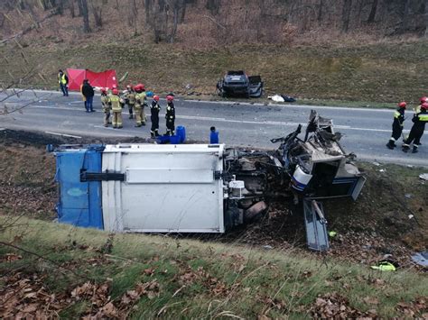 Uciechów Tragiczny wypadek na drodze wojewódzkiej Zginęły trzy osoby