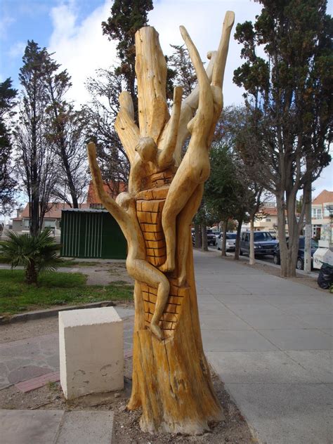 Viaje a Sudamérica Puerto Madryn árboles esculturas en el paseo marítimo