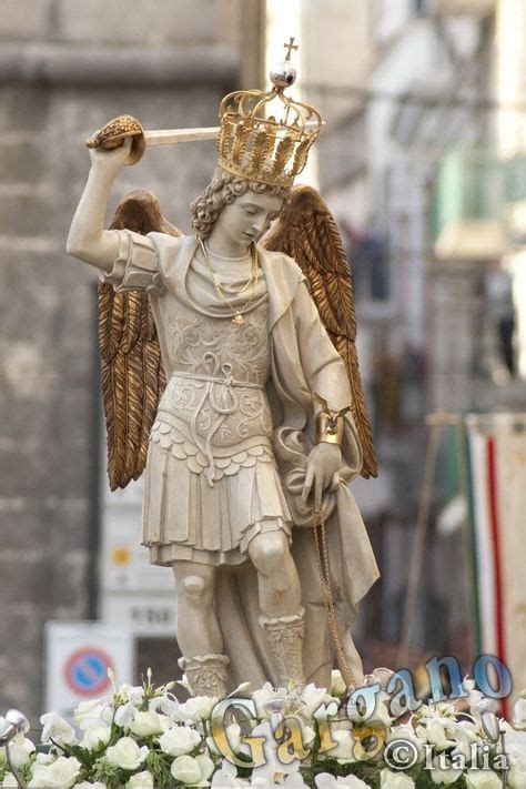 Monte S Angelo La Statua Dell Arcangelo Michele In Processione St