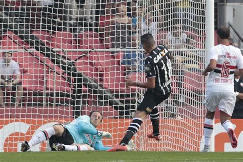 São Paulo e Corinthians empatam em clássico agitado e polêmico Vídeo