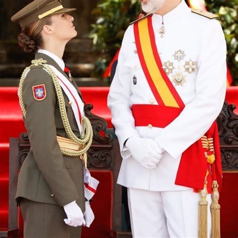 El Rey Felipe Vi Y La Princesa Leonor Hablando En La Entrega De