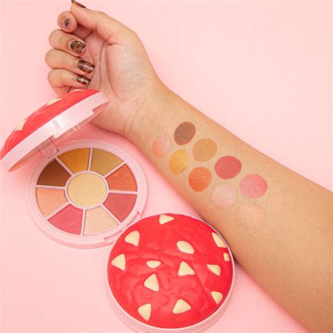 I Heart Revolution Red Velvet Cookie Eyeshadow Palette PinkPanda Sk