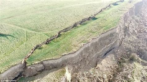 英国多塞特郡侏罗纪海岸发生大规模山泥倾泻 造成300米长壮观巨型裂缝 神秘的地球 科学 自然 地理 探索