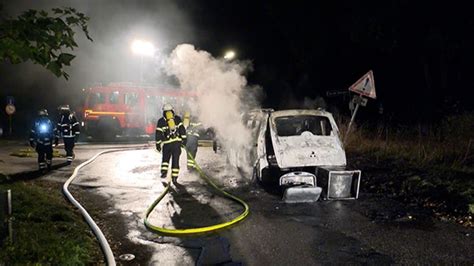 Feuerwehr Hamburg Pkw fängt während der Fahrt an zu brennen