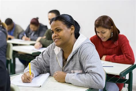 Período de rematrícula para Educação de Jovens e Adultos vai até sexta