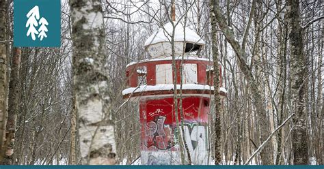 Keskellä metsää on pieni betoninen majakka joka oli aikanaan vielä