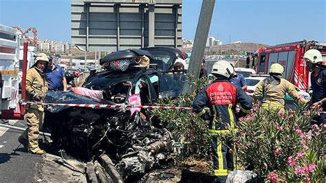 Sancaktepe de lastiği patlayan TIR otomobile çarptı 5 yaralı