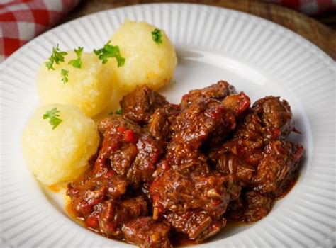 Ungarisches Rindergulasch Mit Paprika