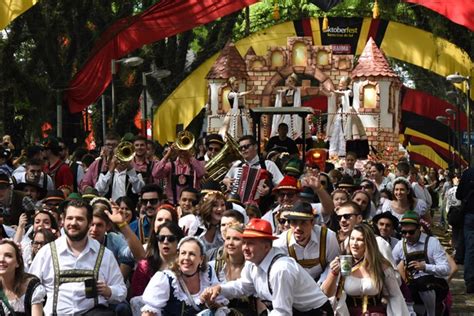 Oktoberfest Comemora Os 140 Anos De Santa Cruz Oktober Santa Cruz Do Sul