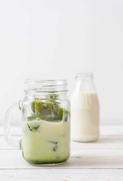 Cubo De Hielo De T Verde Matcha Con Leche Foto Premium