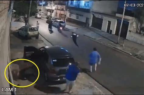 Terrible Video Motochorros Balean En El Pecho A Una Polic A En