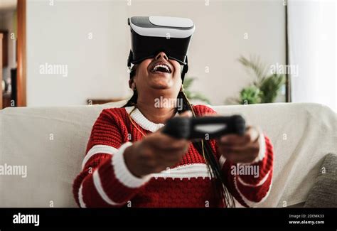 Vr mature senior woman headset hi-res stock photography and images - Alamy