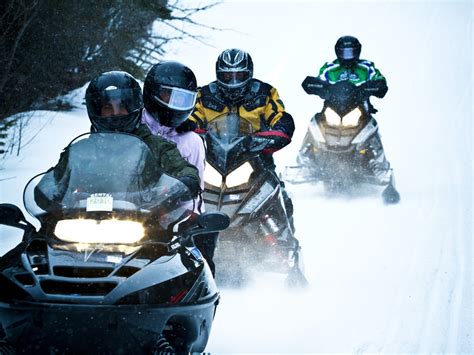 Guided snowmobiling tours | Destination Ontario