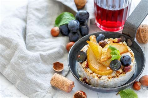 Camembert Al Horno Con Peras Y Uvas Foto Premium