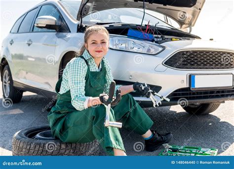 Mec Nico Hermoso Con Las Llaves Que Cambian Los Neum Ticos En Coche