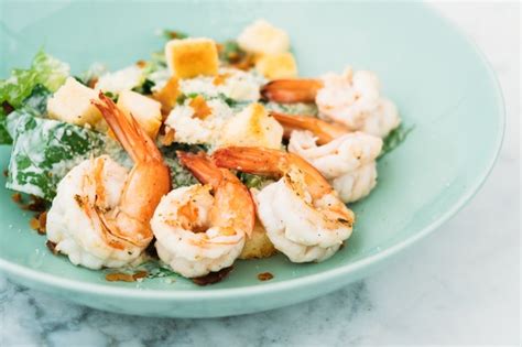 Salade César Aux Crevettes Ou Aux Crevettes Photo Gratuite