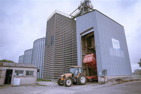 EN IMAGES Du champ au silo découvrez la moisson du blé dans l Eure