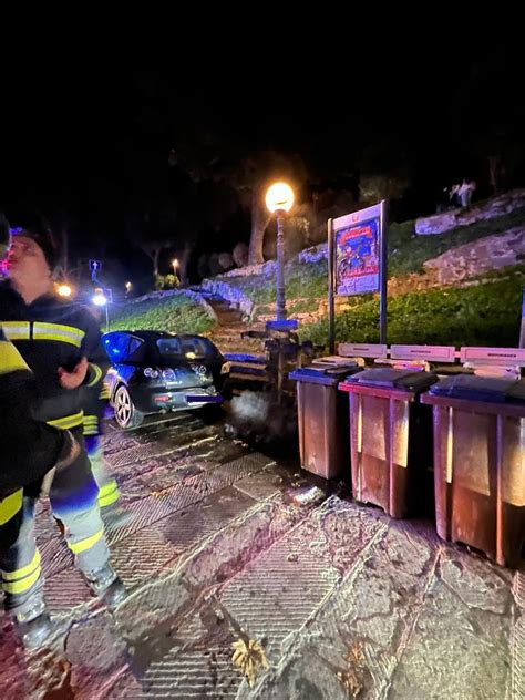 Divorato Dalle Fiamme Il Cassonetto Nel Centro Storico LE FOTO