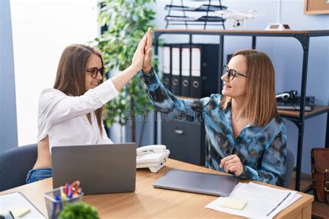 Dos Trabajadoras De Negocios De Alto Nivel Cinco Con Las Manos