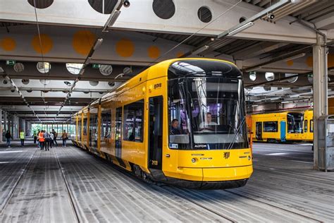 Nächtlicher Einsatz in Dresden Neue Bahn für DVB ist angekommen