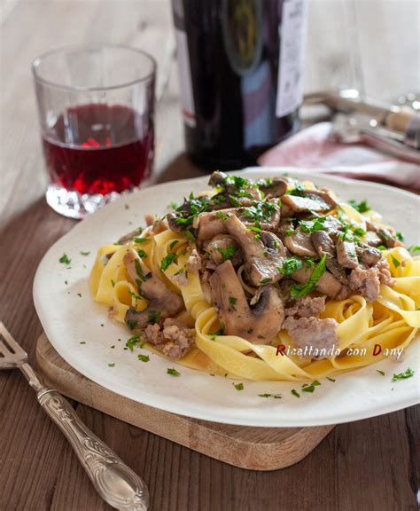 Tagliatelle Funghi E Salsiccia Ricetta Veloce Facile E Saporita