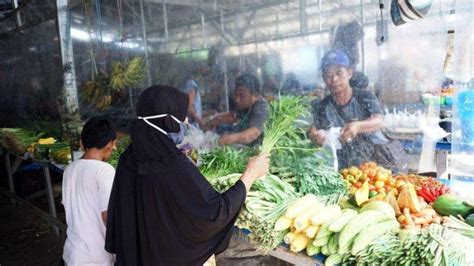 Foto Cegah Penyebaran Covid Aktivitas Jual Beli Di Pasar Puri