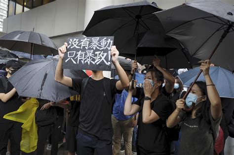 港警控44示威者暴动罪 示威者包围警署酿冲突 — 普通话主页