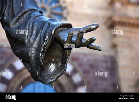 Une Statue En Bronze De Saint Fran Ois D Assise Devant La Basilique De