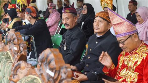 Guru Dan Pegawai MAN 1 Gresik Penuh Kebersamaan Kenakan Pakaian Adat