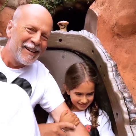 Bruce Willis Es Todo Sonrisas En Disneylandia Con Su Hija En Un Dulce