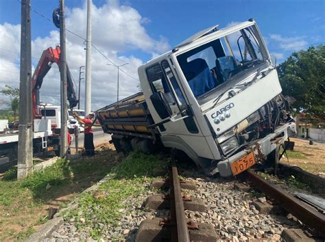 Caminhão Derruba Poste Bate Em Carro E Interdita Linha De Trem Em