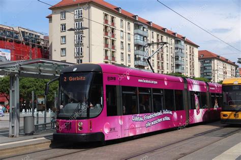 DRESDEN ALEMANIA 10 DE MAYO DE 2018 Pasajeros Viajan En Tranv A El