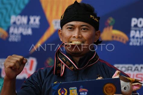 UPACARA PENYERAHAN MEDALI TUNGGAL PUTRA PENCAK SILAT ANTARA Foto