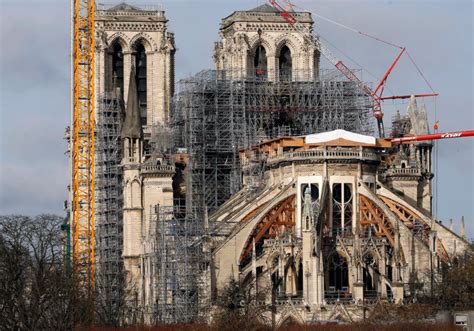 Torre da Catedral de Notre Dame recebe última peça para reinauguração