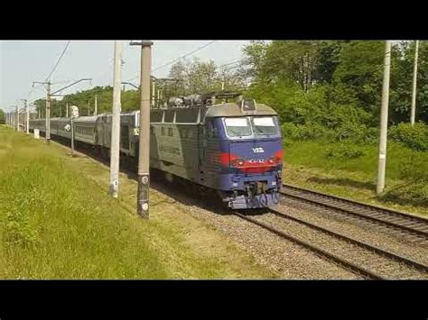 ЧС4-142 в новой ливрее и Тепловоз ТЭ33АС с поездом Киев - Хмельницкий ...